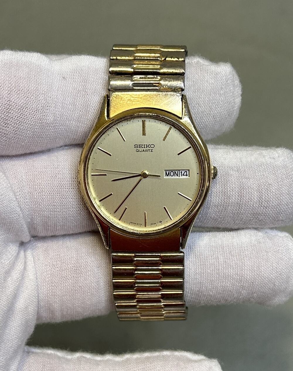 Vintage Seiko 5Y23-8039 Quartz Watch Champagne Dial Day Date Gold Tone. Runs